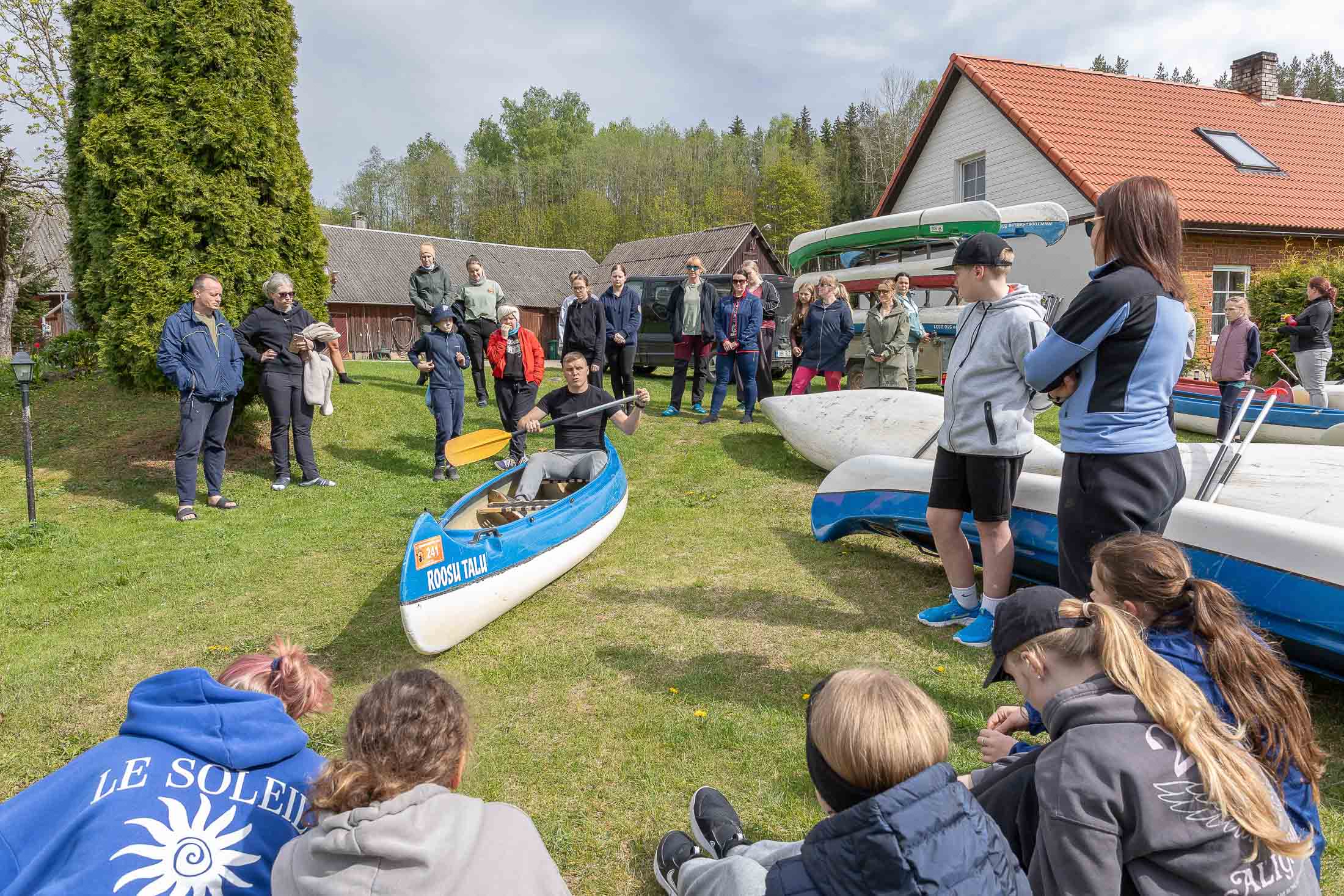Ragnar Rosenberg Roosu talu õuel andmas noortele teadmisi, kuidas aere hoida, aerutada, mida teha, kui kanuu ümber läheb ning mida peab silmas pidama ees või hoopiski taga istudes. FOTOD: Aigar Nagel